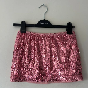 Glittrig paljett kjol  - Säljer denna rosa korta paljett kjolen som är använd 1 gång på festival 💕passar storlek xs/s , väldigt stretchig i midjan!     Obs jag åker på semester 4/8 i 10 dagar så köp innan dess 🤩
