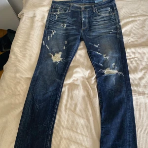 Blåa jeans med slitningar - Storlek 36/36 står det men jag har vanligtvis 32/34 och de fungerar med skärp