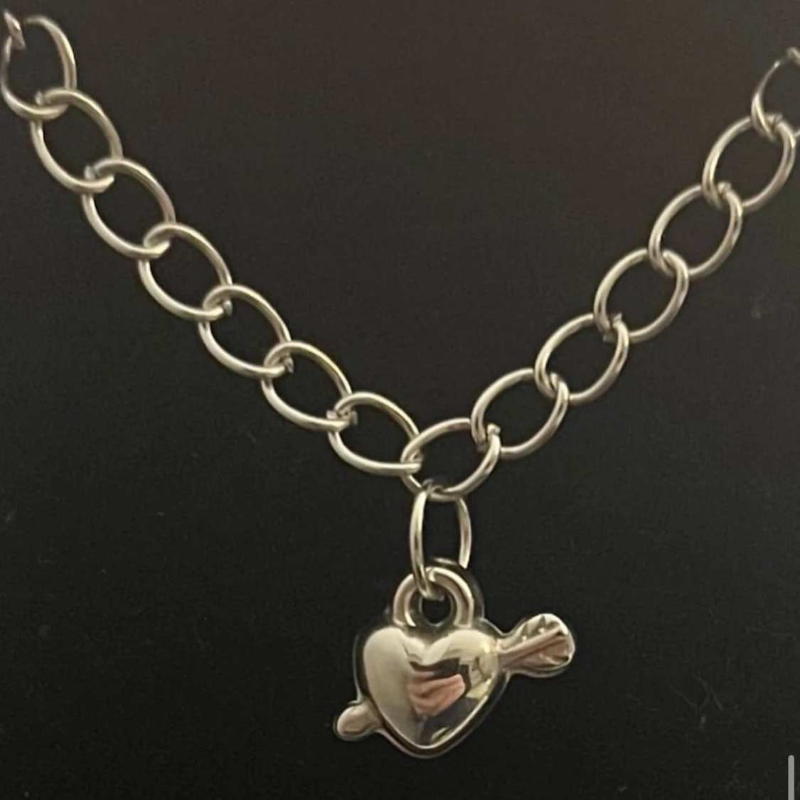 Silverfärgat halsband med hjärthänge - 1