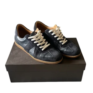 Navy premium gats från skolyx - Tja!! Säljer dessa sjukt fräscha gats sneakers från märket skolyx gjord av mocka och läder i st 42. Perfekt alternativ om man inte vill spränga banken på ett par margiellas. Sko box, dust bag och 3 par extra skosnören medföljer. Skorna är i lite använt skick men fortfarandevälldogt bra skick, en liten skada på ena hälen bara men inget som man tänker på. Bara att höra av sig om man har några frågor👌