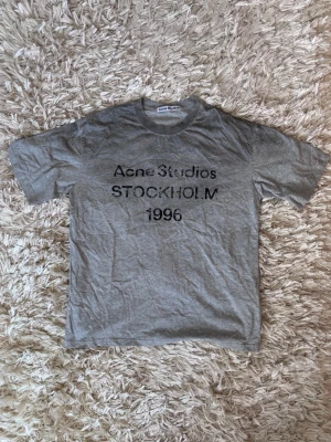Acne studio T-shirt  - Säljer denna schyssta Acne T-shirten i storlek S. Använd ett fåtal gånger så i prima skick. Vid andra frågor är det bara komma dm. 😊