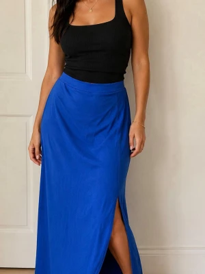 Blå långkjol med slits strl S  - Snygg blå långkjol i mjukt och stretchigt material. Kjolen har en  slits framtill som ger en trendig look och är perfekt för dig som vill sticka ut. Enkel och stilren design utan mönster eller extra detaljer. Helt ny utan pristagg 