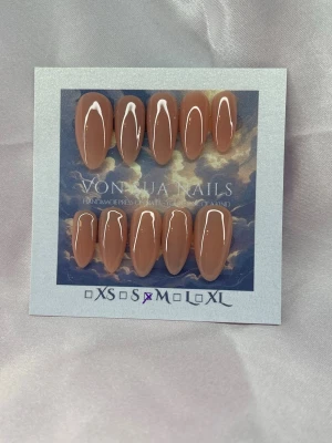 Silk (S);Medium Almond - Snygga handgjorda press-on naglar i en nude nyans med glansig finish. Formen är medium almond och naglarna kommer i M: 16 mm, 12 mm, 12,5 mm, 11,5 mm, 10 mm. Perfekt för dig som vill ha ett stilrent och trendigt nagelset utan att behöva gå till salong.