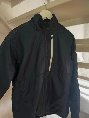 Helly Hansen vindjacka - Helly Hansen jacka  Skick 9/10 Storlek S men kan passa M också beroende på hur du vill att den ska sitta. Mörkblå Står Helly Hansen i vitt på ryggen (skrolla)