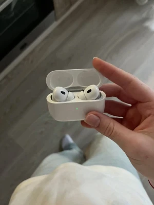 Vita trådlösa in-ear hörlurar - Säljer ett par vita trådlösa in-ear hörlurar med laddningsetui. Hörlurarna har en stilren och kompakt design med silikonproppar för bra passform. Perfekta för musik, poddar och samtal på språng. Laddningsetuiet är också vitt och har en smidig magnetisk stängning.