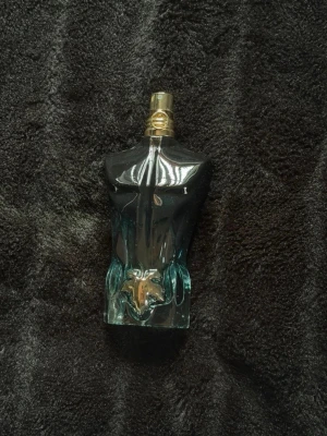 Parfym Le beau le parfum - Det är halva parfymen kvar men den är 125ml från början. Ge gärna bud.