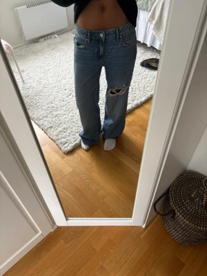 Blåa baggy jeans - Säljer ett par ljusblå baggy jeans som är helt nya och aldrig använda, storlek 34 från och de är från Gina Tricot💕