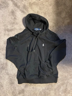 Svart Ralph Lauren hoodie - Helt oanvänd RL hoodie. Är strlk M men sitter mer som en S/xs. Hör av er vid intresse!