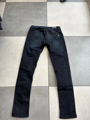 Dondup Jeans Herr - Snygga dondup jeans för herr i storlek 32/32. Slim fit passform✅ Snygg mörkblå färg som kommer få fades genom använding ☀️ Alltid frakt inom 24h!🚚 