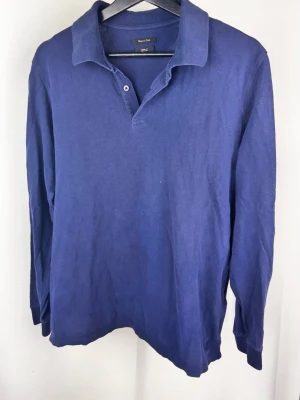 Massimo Dutti Tröja - 🌸 INFO OM PLAGGET 🌸  ☑️ Märke: Massimo Dutti ☑️ Storlek: Passar Medium ☑️ Färg: Blå ☑️ Skick: ⭐⭐⭐⭐⭐  ✨ Detaljer: ☐ Inga hål ☐ Inga fläckar ☐ Nytvättad ☐ Rökfritt hem ☐ Djurfritt hem  📏 Passform: ☑️ Normal   📦 Skickas snabbt. 💬 Skriv gärna om du vill ha fler bilder eller mått. 🤍 Paketrabatt vid köp av flera annonser. 🌟 Titta gärna på mina andra annonser!