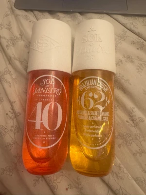 Sol de Janeiro parfymmist duo - Två Sol de Janeiro parfymmister: Cheirosa 40 i en rosa-orange flaska och Brazilian Crush Cheirosa 62 i en gul flaska. Båda har vita, matta korkar och genomskinliga flaskor med tryckt text. Doftnoter av pistage, saltad karamell och blommiga toner. Den rosa är halvfull och den gula är lite mer en halvfull man får båda för 180