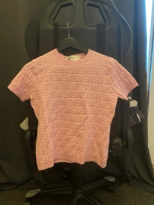 Fendi T-shirt  - Säljer denna Fendi T-shirten helt ny 