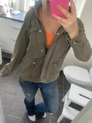 grön jacka - supersnygg jacka ifrån h&m som tyvärr inte har kommit till användning för mig. Den är i hur fint skick som helst och passar till det mesta 😇💖 Den är i storlek 38, men skulle säga att den passar S. (Säljer även jeansen på bilden, kika i min profil!)