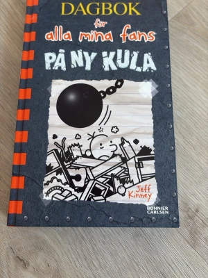 Dagbok för alla mina fans: På ny kula - Några år gammal men i bra skick! Bra skick på den. Vissa sidor kan vara vikta vid kanten. Pris kan diskuteras💗💗