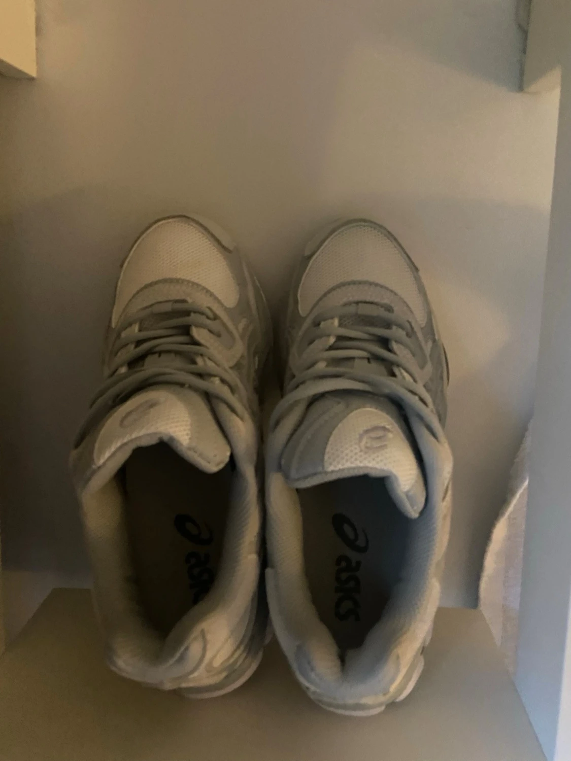 Gråa Asics  - 2