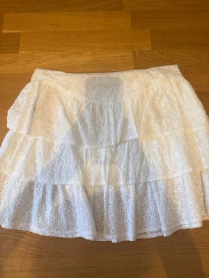 Volangkjol - Supersöt kjol från NA-KD i storlek 36! Använd 1 gång så i superbra skick. Säljer då den är lite för stor för mig. Hör av er vid frågor/prisförslag☺️