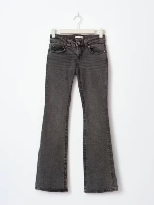 Svarta bootcut jeans med fem fickor - Snygga svarta bootcut jeans med klassisk femficksmodell och normal midja. Jeansen har en lätt utsvängd passform nedtill och är tillverkade i ett mjukt denimtyg. Perfekta för en avslappnad och trendig look. Hör av er om ni önskar fler bilder, är öppen för prisförslag! 🩷