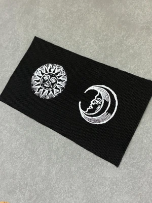 Svart tygmärke med sol och måne - Klassisk gammal stil sol mone patch