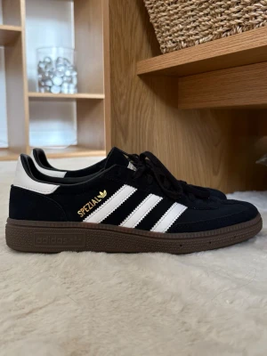 HANDBALL SPEZIAL J - Säljer dessa då de tyvärr aldrig kommer till användning🥹 Endast testade, så skicket är som nytt!🖤