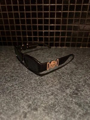Versace solglasögon  - Pris kan diskuteras. Unisex passar både killar och tjejer.