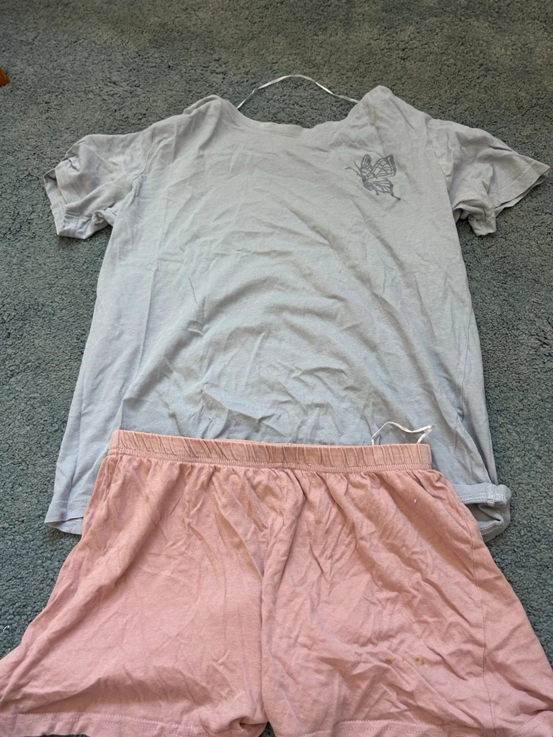 Ljusgrå pyjamaströja & rosa shorts