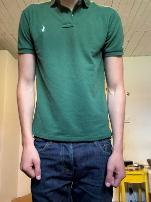 Grön piké från Polo Ralph Lauren - Grön piké från Polo Ralph Lauren. Slim fit-modell i bomull. Nypris ca 700-800 spänn. Priset går att dikutera!
