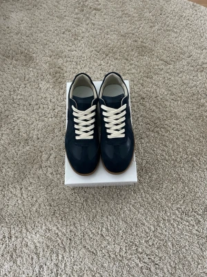 Mörkblåa Maison margielas - Stilrena mörkblå Maison margiela i storlek 41. Priset är diskuterbart vid snabbaffär