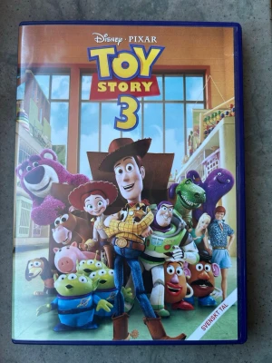 Toy story 3 DVD - Toy Story 3 på DVD. Textning: svenska, finska, engelska, isländska. Speltid: 98 minuter. Produktionsår: 2010. Åldersgräns: 7 år.  Finns på språk: Svenska, Finska, Engelska   OBS!! skivorna är begagnade så det kan förekomma repor/hairlines på skivorna, men då jag kollar igenom alla filmer jag säljer garanterar jag att alla funkar felfritt om inget annat står! :)