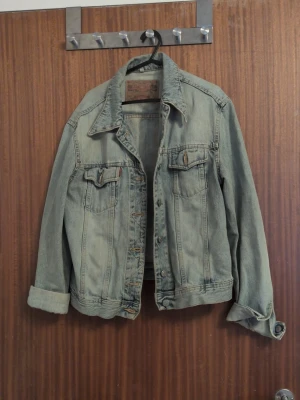 Ljusblå klassisk jeansjacka - Vet inte så mycket om den, tror jag fått den. Storlek kanske M? Sitter bra på mig som brukar ha M