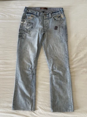 Supersnygga lowwaist vintage jeans med detaljer - Supersnygga jeans med låg midja! Massa detaljer; nitar, tryck osv. Dm för bilder på mått.