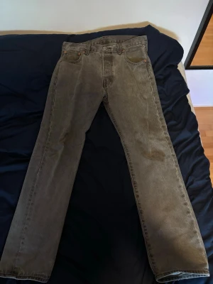 Levis 501 grå - Hej, säljer nu dessa grå Levis 501 jeans i storlek 30/32. Inprincip nyskick och passar mig perfekt som är cirka 1,81 och väger cirka 70kg. Tveka ej på att skicka iväg en fråga och pris ej hugget i sten!