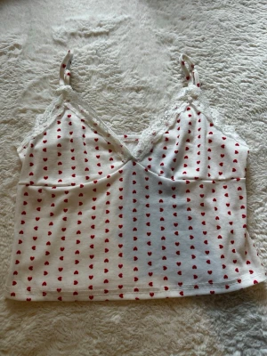 Pyjamas linne - Pyjamas linne med så hjärtan på, reglerbara band. Aldrig använd, nyskick. Går att få tvättad om så önskas. Bara att skriva om ni ha funderingar eller vill ha fler bilder!