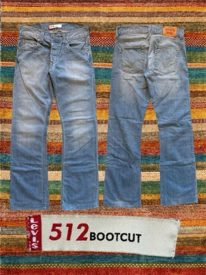 *Bootcut* Levi’s 512 - Ett par extremt snygga Levi’s jeans med en trevlig wash! Modellen är en av de mest eftertraktade och kallas ”512 Bootcut”! Storlek 30/34, utgå från måtten på sista bilden. Ingen längd har klippts av, de har endast vikits in några centimeter. Hör av dig vid frågor! 