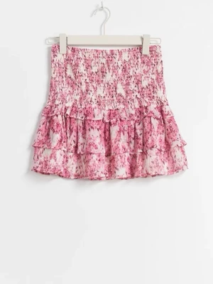 Blommig volangkjol från Gina Tricot - Supersöt kort kjol från Gina Tricot med blommigt mönster i rosa och vitt. Kjolen har smock i midjan och flera volanglager. Aldrig använt, nypris 359kr. Pris kan diskuteras.