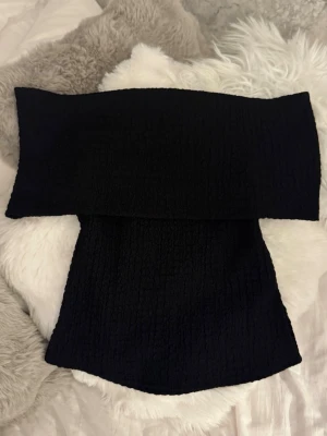 Svart off shoulder topp  - Svart off shoulder topp , Helt ny har endast tagit bort prislappen! Aldrig använd. 💕😊