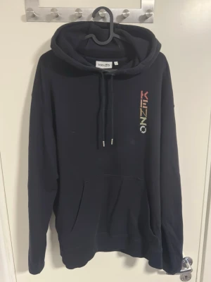 Svart Kenzo hoodie - Kenzo hoodie men broderade loggor. Storlek M, sviiiin skön. Skriv vid frågor/funderingar! ✌️