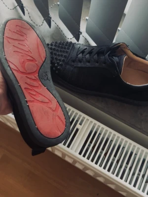 Louboutin  - Säljer ett par Louboutin dojor i storlek 42, lite slitna på yttersulan men annars är de ganska bra skick. (Har inget kvitto) Skriv för funderingar💪🏻🤯
