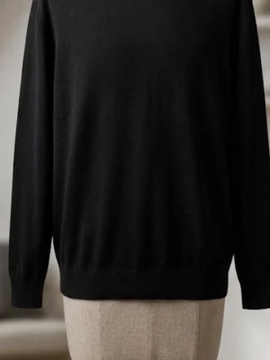 Svart stickad tröja från H&M - En enkel och stilren svart stickad tröja från H&M. Tröjan har rund halsringning, långa ärmar och ribbade muddar vid ärmslut och nederkant. Perfekt basplagg i mjukt material som passar till det mesta.