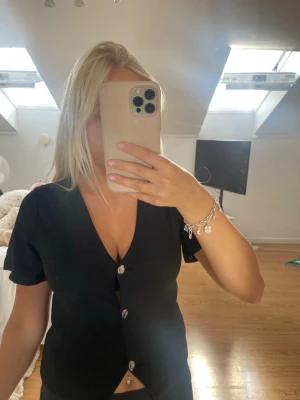 Svart topp med knappar  - Svart topp med knappar från lager 157 | storlek xs, jag är 154 lång | bra skick, knappt använd💕