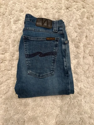 Nudie jeans  - Ett par fina nudie jenas utan tecken på använing i storlek 27/32. Notera att dragkedjan behöver laggas där av priset .