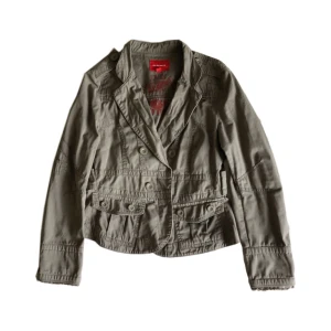 Vintage olivgrön jacka/ militärjacka, y2k/ cyber/ alt/ 2000s/ 2000tal/ 00s/ 00tal - Supersnygg olivgrön jacka från Mexx! 100% bomull 