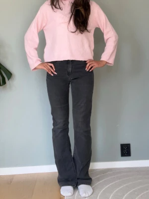 Mörkgrå bootcut jeans - Midjemått 38cm rakt över. Innerbensmått 77cm. 