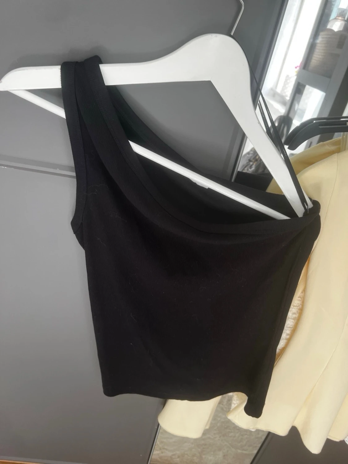 Svart oneshoulder topp från Stories - 2