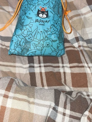 Jellycat päron - Säljer ett jellycat päron då det bara sitter hemma hos mig utan syfte, och jag hoppas att någon annan vill ha den mer än mig. Den är 100% äkta och köpt på ett köpcentrum för ca 8 månader sedan för 289kr. Den är i jättebra skick då den bara har varit, det finns 2 stycken lösa trådar vid munnen men de är enkelt att klippa bort. Påsen medföljer samt nyckelringen den sitter fast i. Meddela mig här via plick om ni undrar något som t.ex specifik info eller vill ha mer bilder. Pris kan diskuteras.