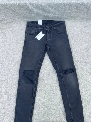 Helt nya tiger of Sweden jeans  - Helt nya tiger of Sweden jeans med hål och slitningar. Lapparna är kvar, aldrig använd. Slim fit. Ställ frågor om du har! 