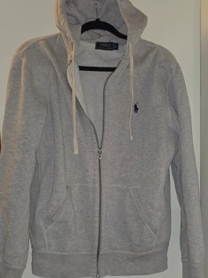 Grå zip hoodie från Polo Ralph Lauren - Superfin! Perfekt till chill eller streetwear. 👌🏼 nypris: 2445 :-
