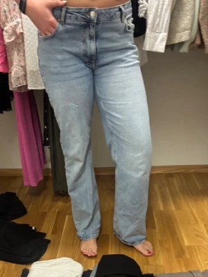 Ljusblå raka jeans med medelhög midja - Säljer ett par ljusblå jeans med rak passform och medelhög midja. Säljer då de aldrig kommer till använding. De är använda några gånger, men är i väldigt gott skick! W31 och längd 32. Passar perfekt på mig som är 173 cm lång. Priset går ty diskutera 🫶