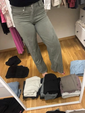Gröna raka jeans med medelhög midja - Säljer mina älskade jeans från Lager 157 i modellen ”optwide”. Älskar dessa jeansen, men tyvärr är de lite för små.  Storlek M.                  Priset går att diskutera🫶