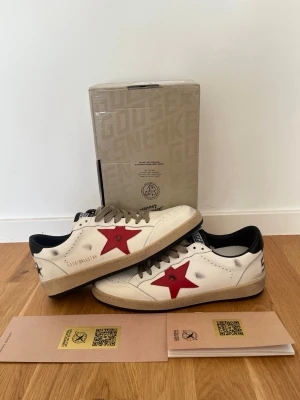 GOLDEN GOOSE - BALLSTAR - Säljer nu dessa asfeta röda golden goose ballstar, använd en gång så inprincip oanvända. Storlek 42. QR kod för verifiering finns!