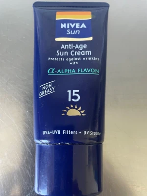 Nivea Sun Anti-Age Solkräm SPF 15 - Nivea Sun Anti-Age Sun Cream med SPF 15 skyddar mot UVA och UVB-strålar och hjälper till att motverka rynkor. Innehåller Alpha Flavon och är icke-fet. Tuben är mörkblå och rymmer 50 ml, perfekt att ha med sig i väskan.